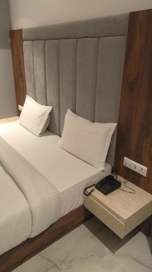 Hotel The Nilsa New Delhi Bagian luar foto