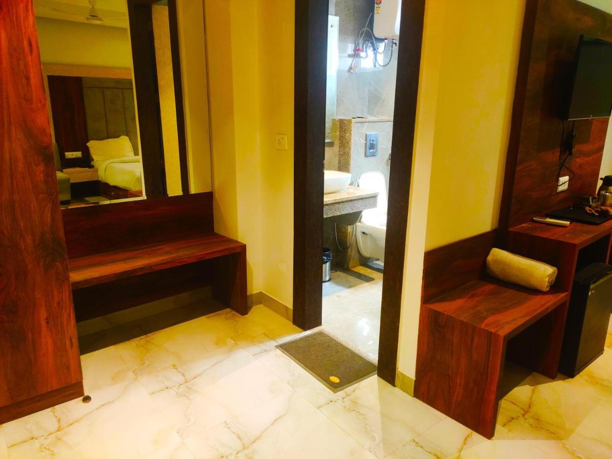Hotel The Nilsa New Delhi Bagian luar foto