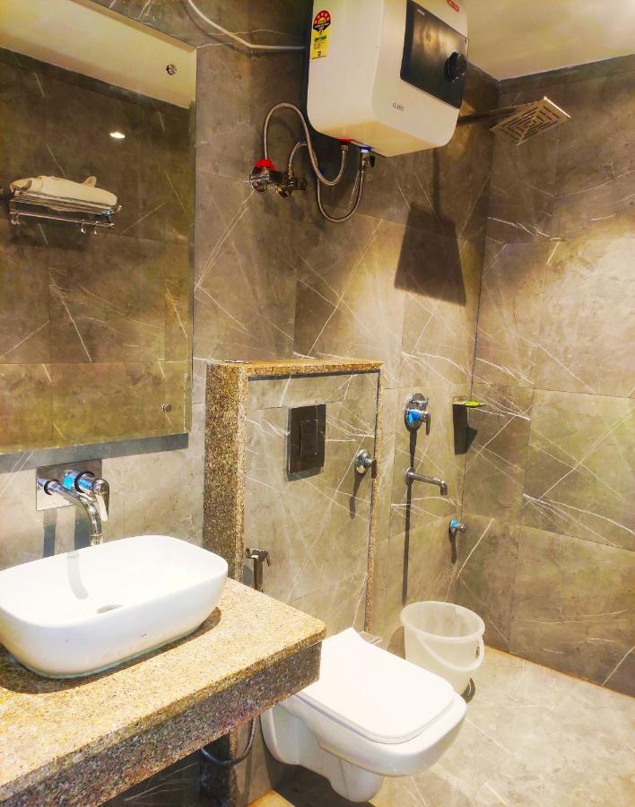 Hotel The Nilsa New Delhi Bagian luar foto